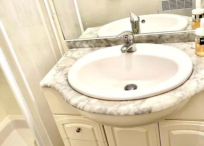 Bien Situe - Proche Centre Bd Jules Verne *